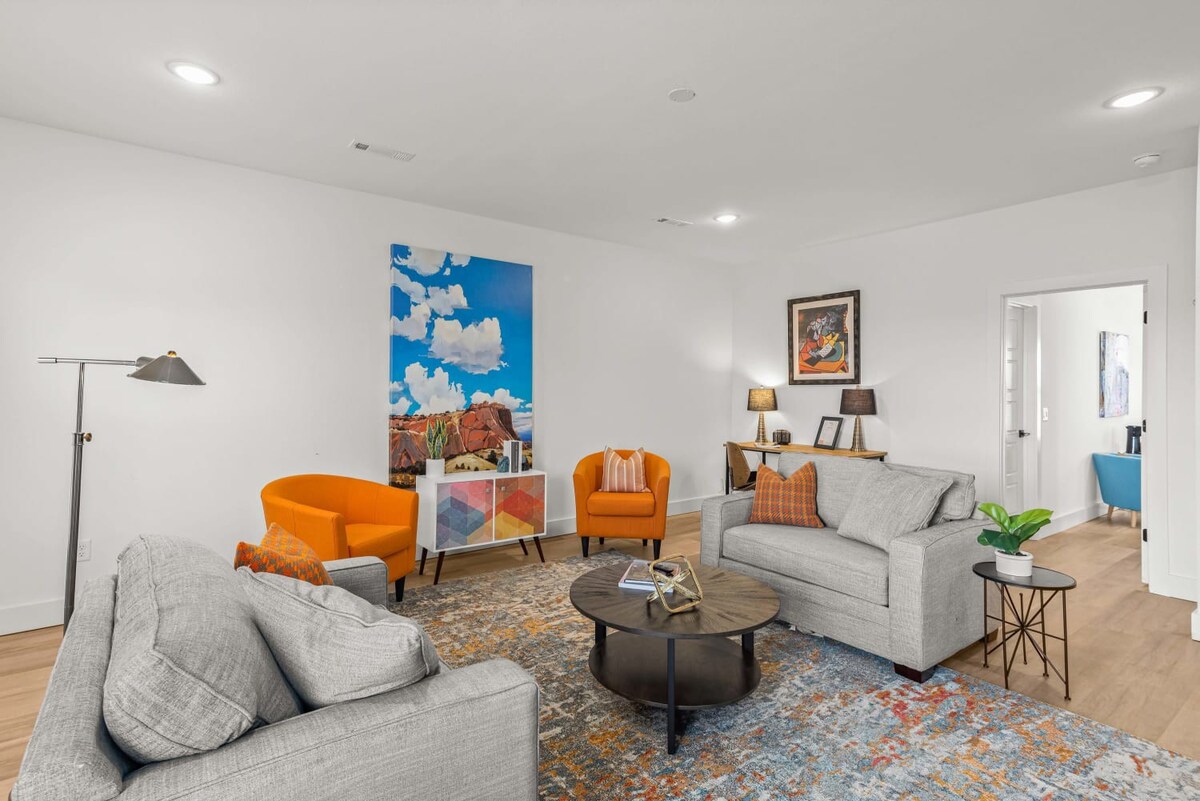 Art-inspired Oasis With Spacious Lounge - Stylish And Tranquil Retreat - Rogers, AR