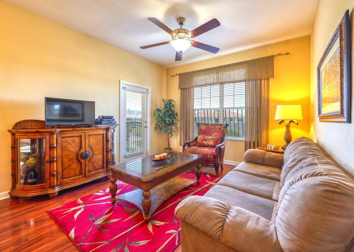 Vista Cay Resort Home with Balcony and Pool Access in Orlando, FL