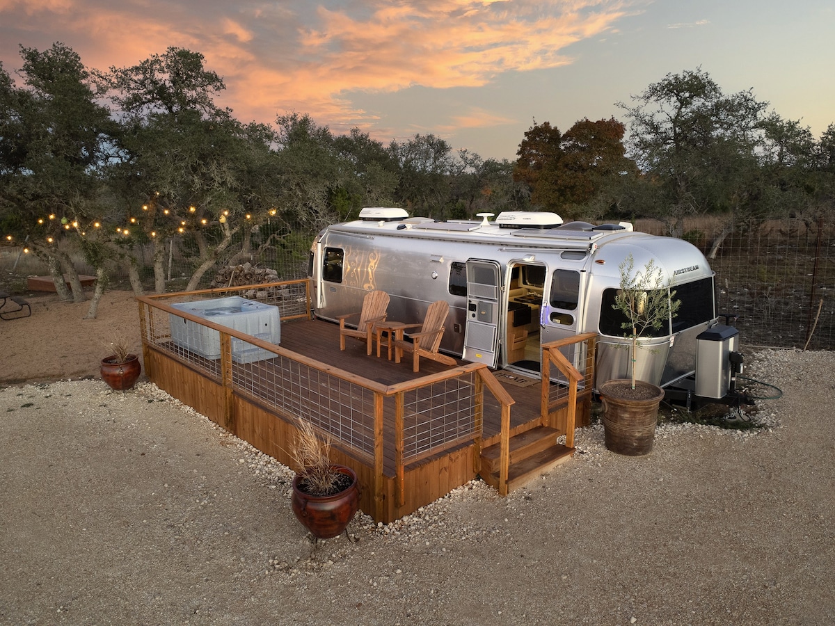 Airstream Getaway - Hot Tub & Fire Pit — Fredericksburg, TX — vacation rental