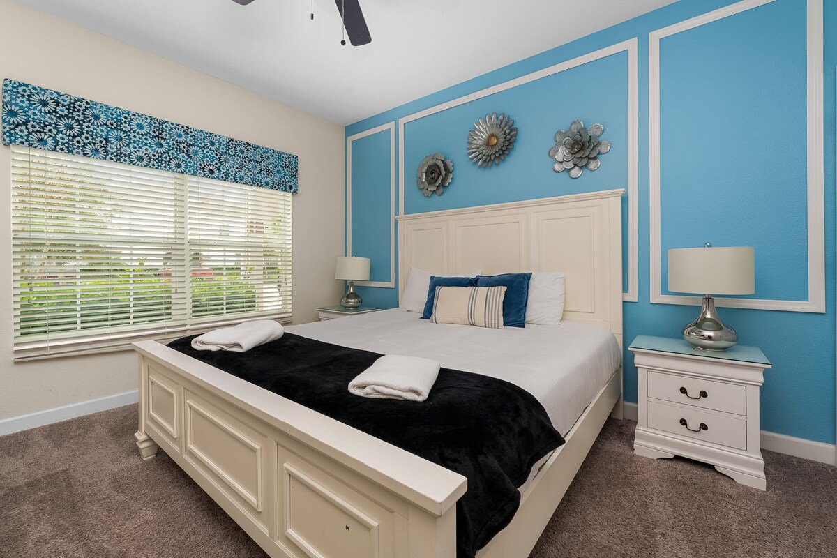 Mins to Disney + Free Water Park w/ Lazy River