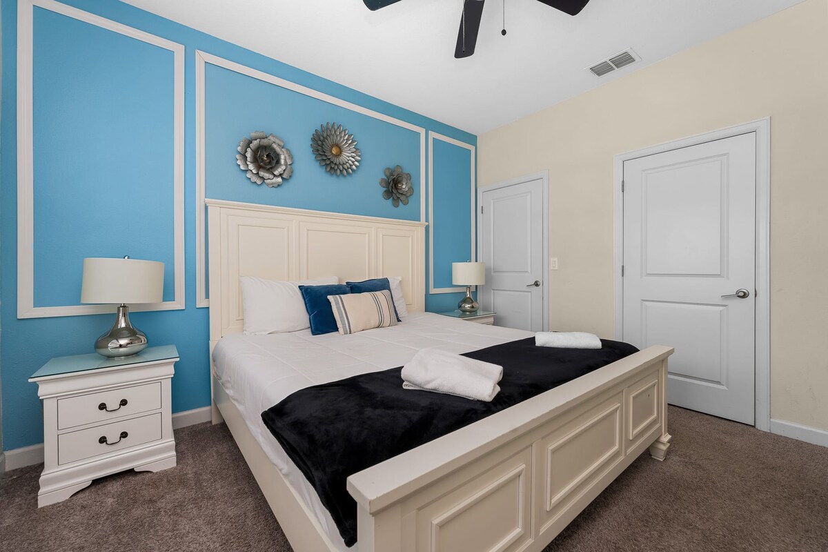 Mins to Disney + Free Water Park w/ Lazy River