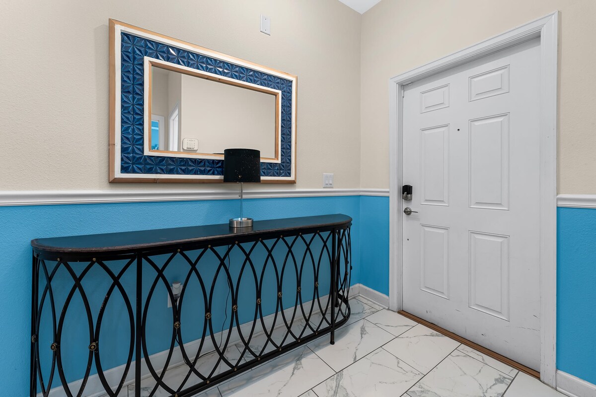 Mins to Disney + Free Water Park w/ Lazy River