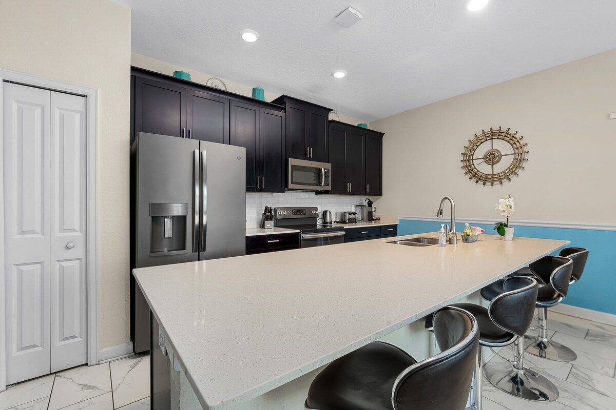 Mins to Disney + Free Water Park w/ Lazy River