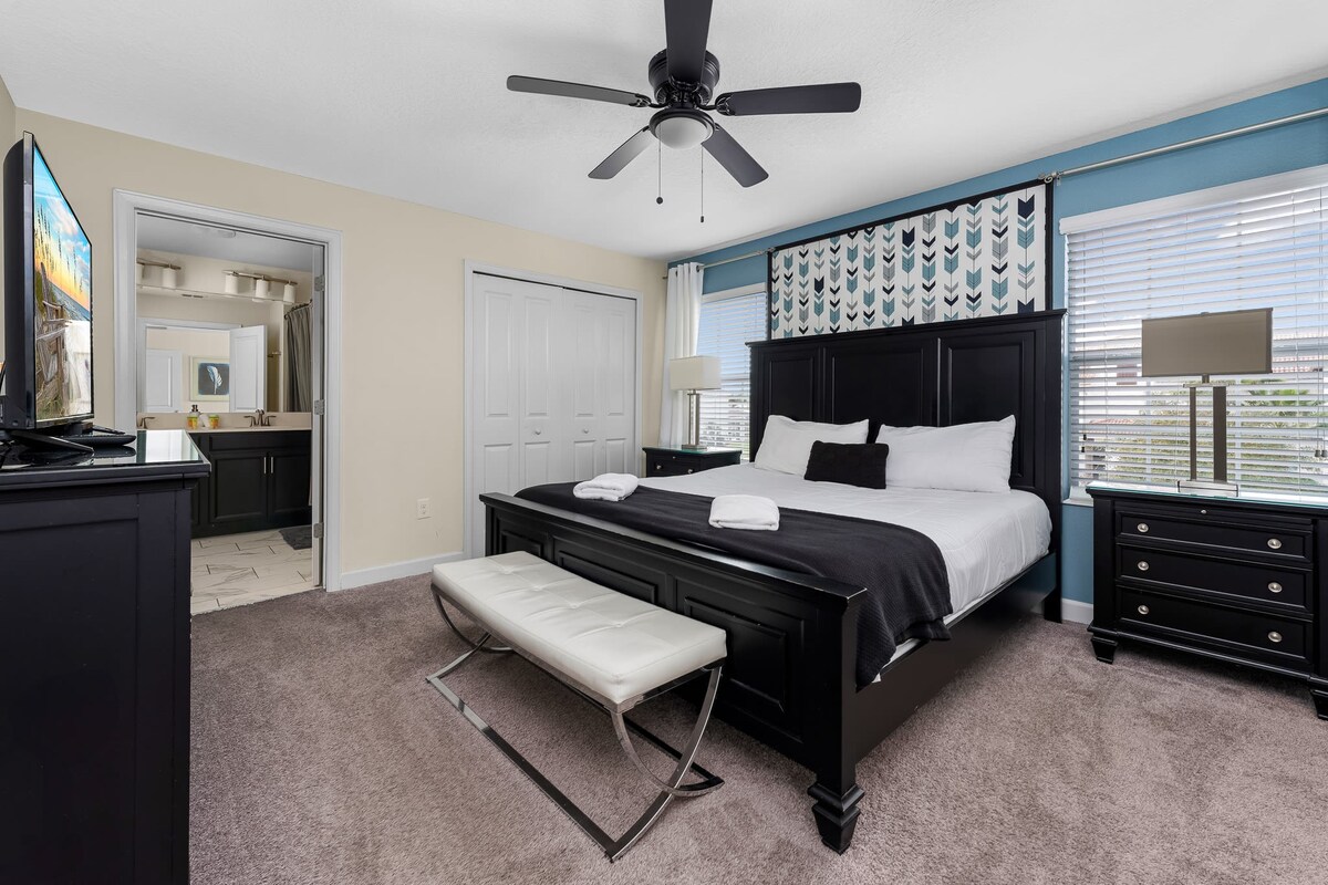 Mins to Disney + Free Water Park w/ Lazy River