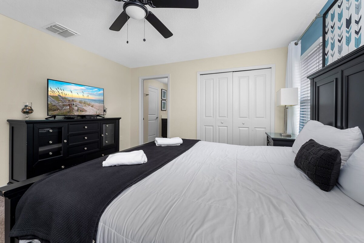 Mins to Disney + Free Water Park w/ Lazy River