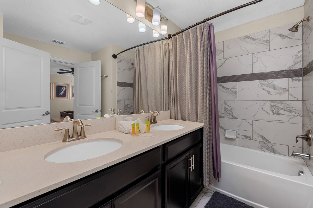 Mins to Disney + Free Water Park w/ Lazy River