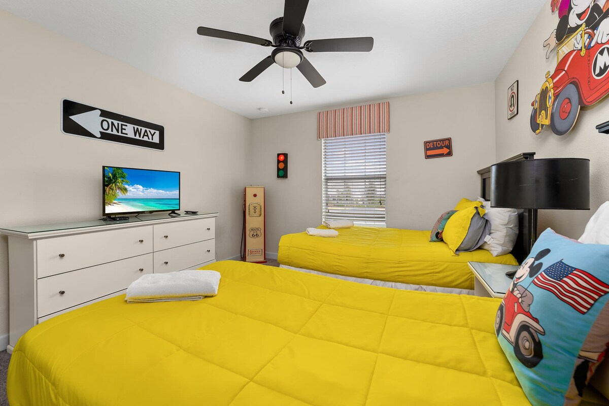 Mins to Disney + Free Water Park w/ Lazy River