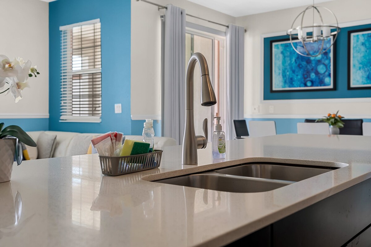 Mins to Disney + Free Water Park w/ Lazy River