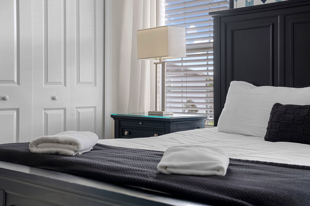 Mins to Disney + Free Water Park w/ Lazy River