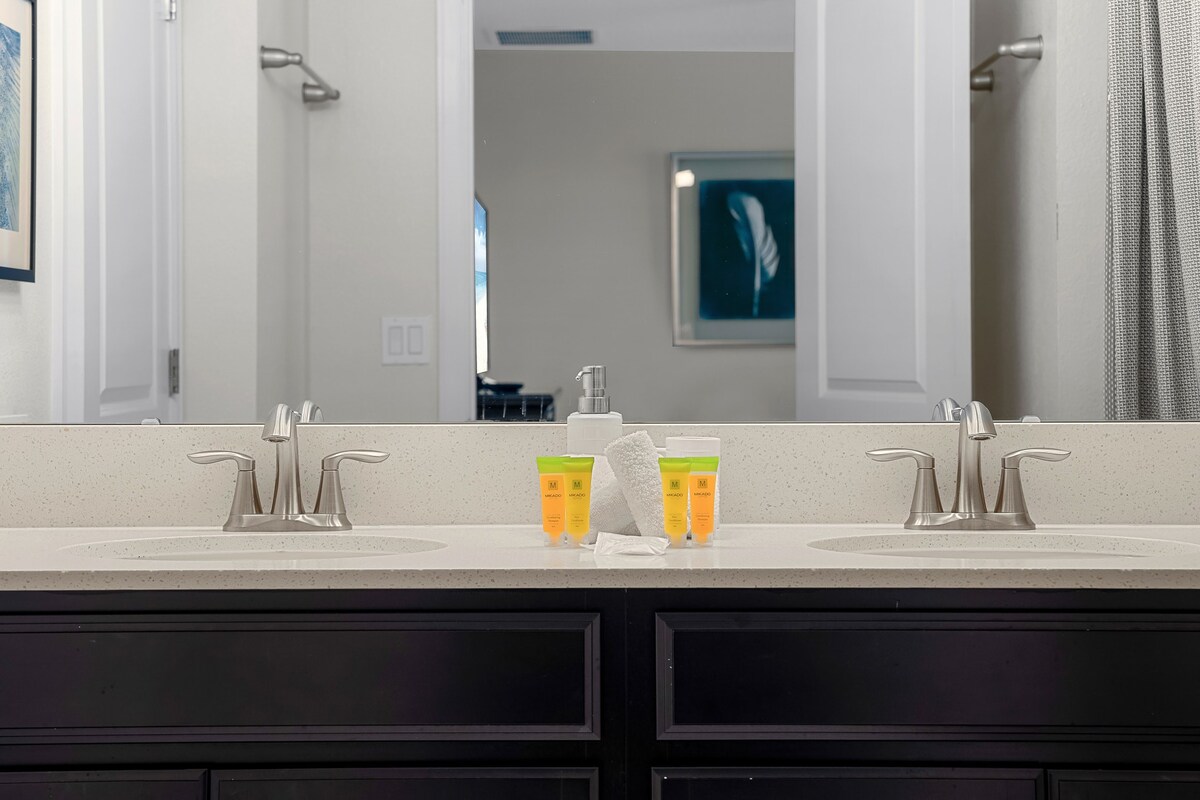 Mins to Disney + Free Water Park w/ Lazy River