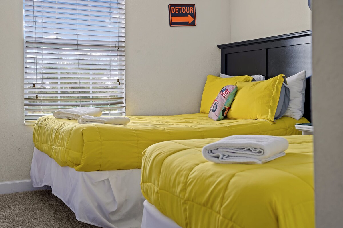 Mins to Disney + Free Water Park w/ Lazy River