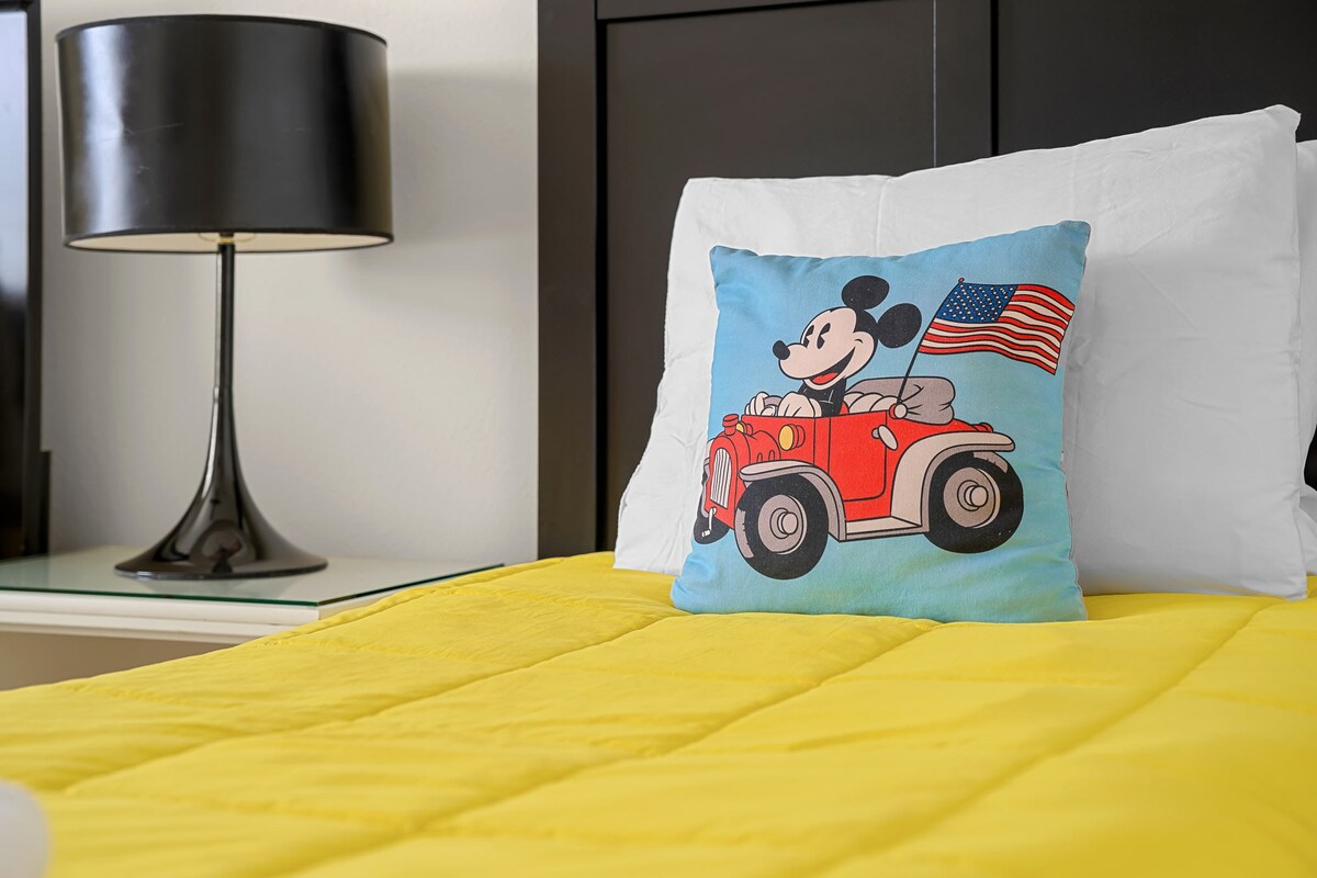 Mins to Disney + Free Water Park w/ Lazy River