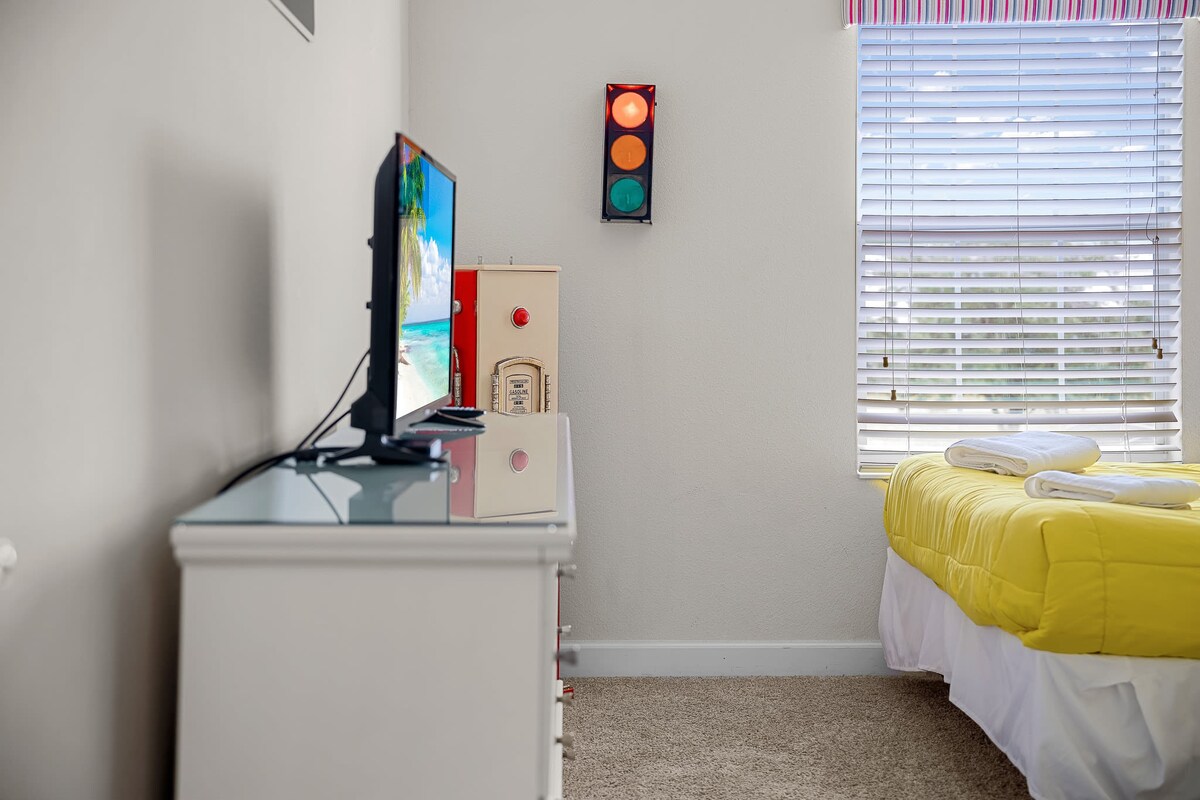 Mins to Disney + Free Water Park w/ Lazy River