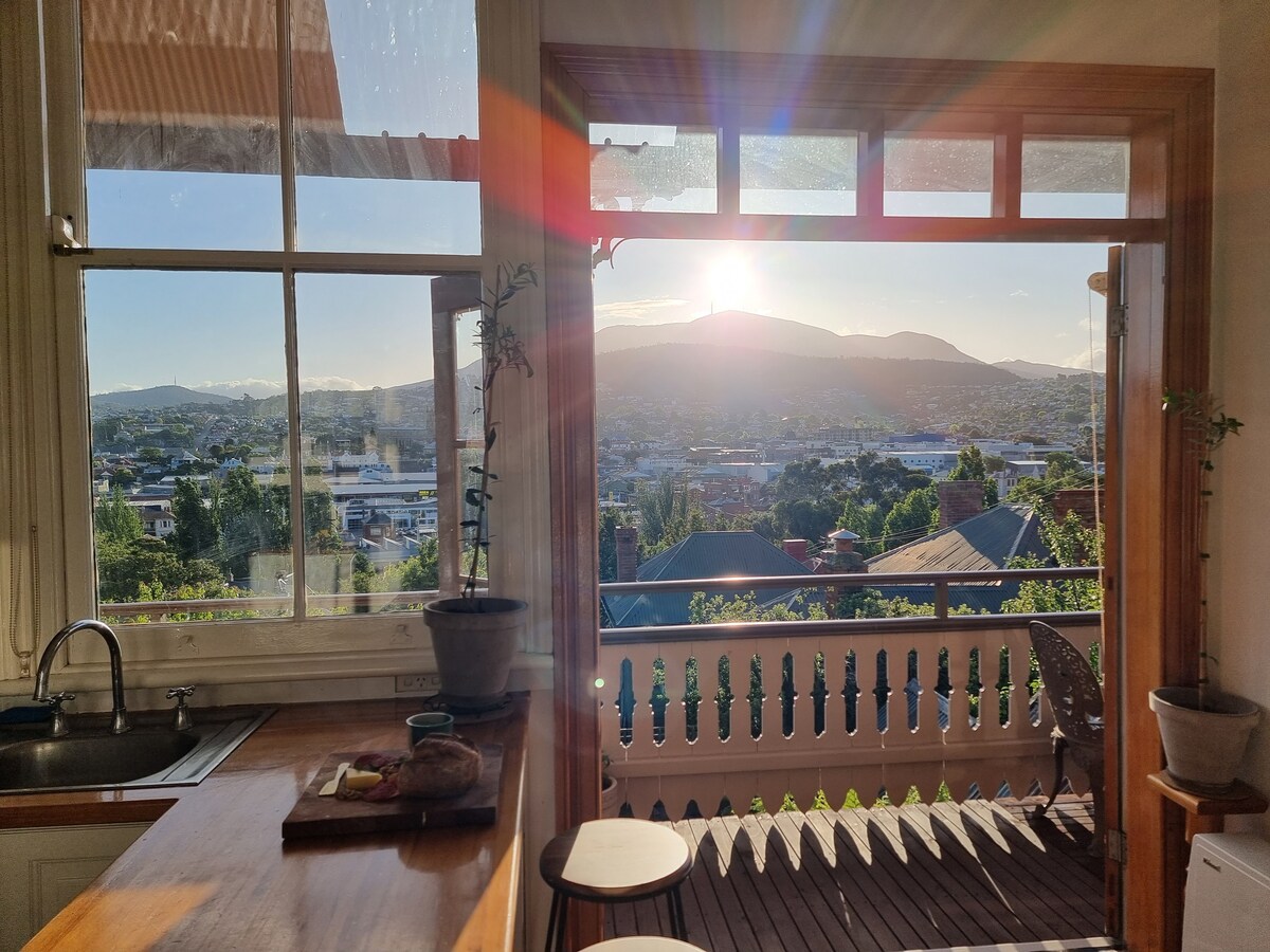 Historic Home with Views. Close to City. Sleeps 6 — Glebe, TAS — vacation rental
