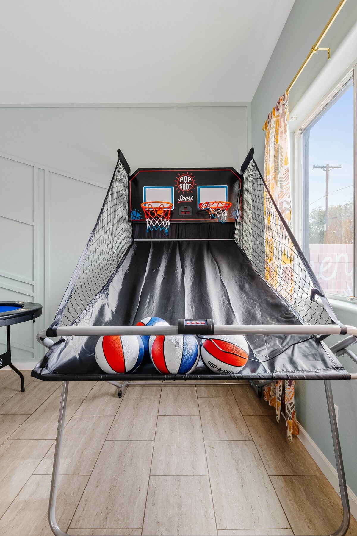 Spacious home w/private pool & game room