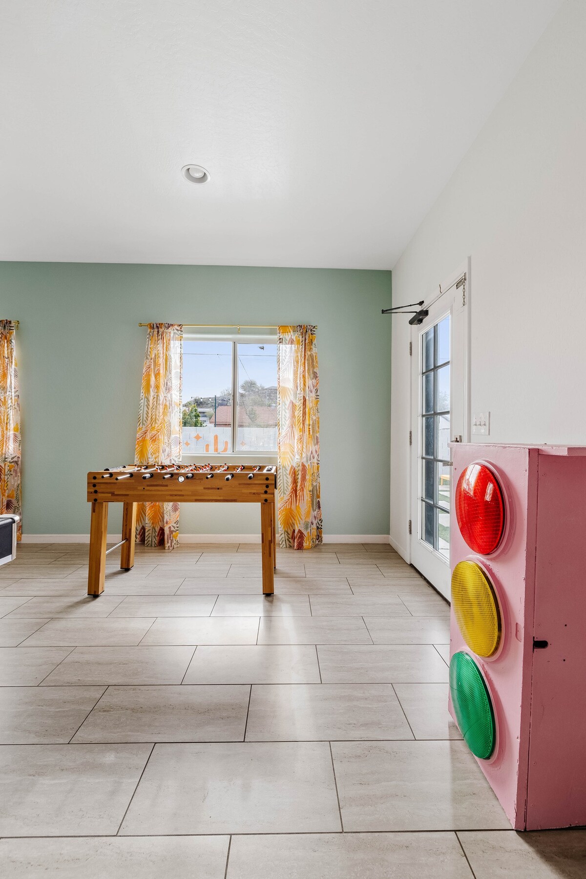 Spacious home w/private pool & game room