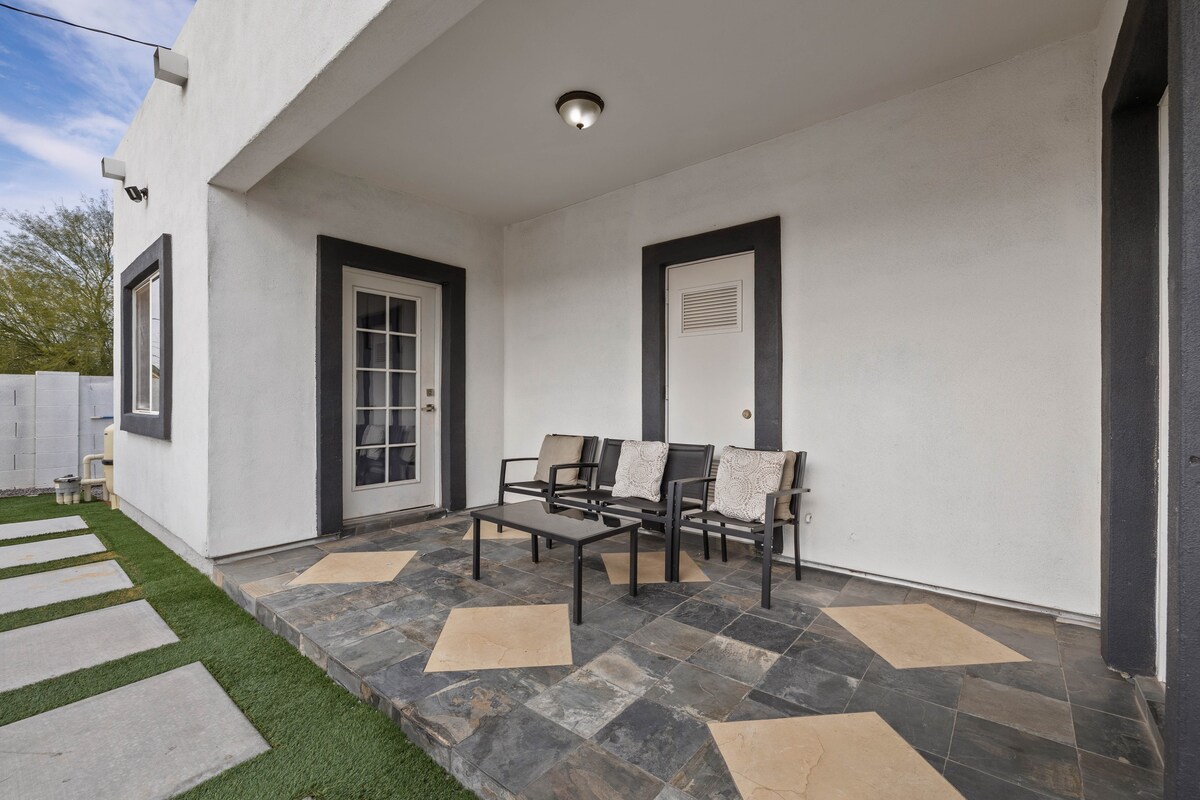 Spacious home w/private pool & game room