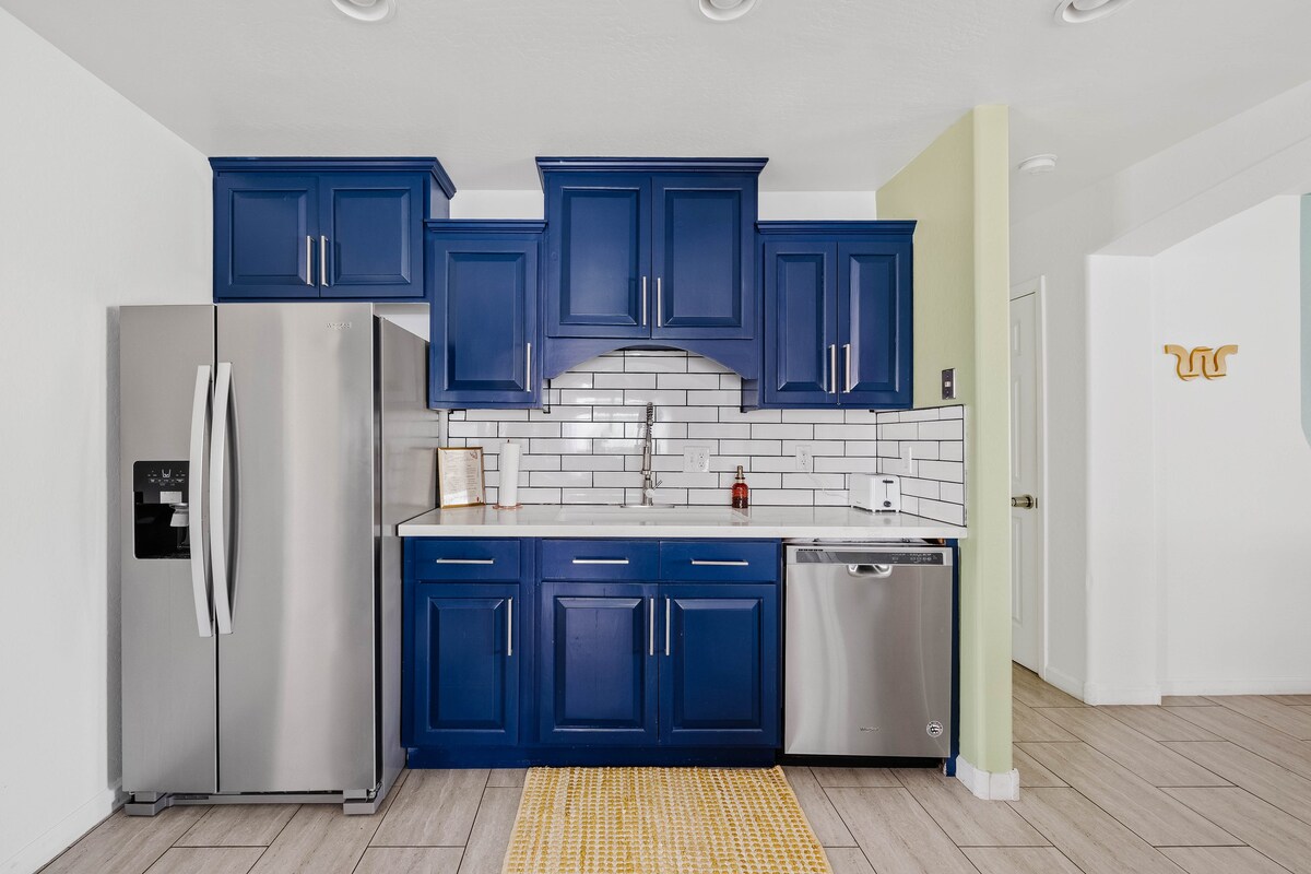 Spacious home w/private pool & game room