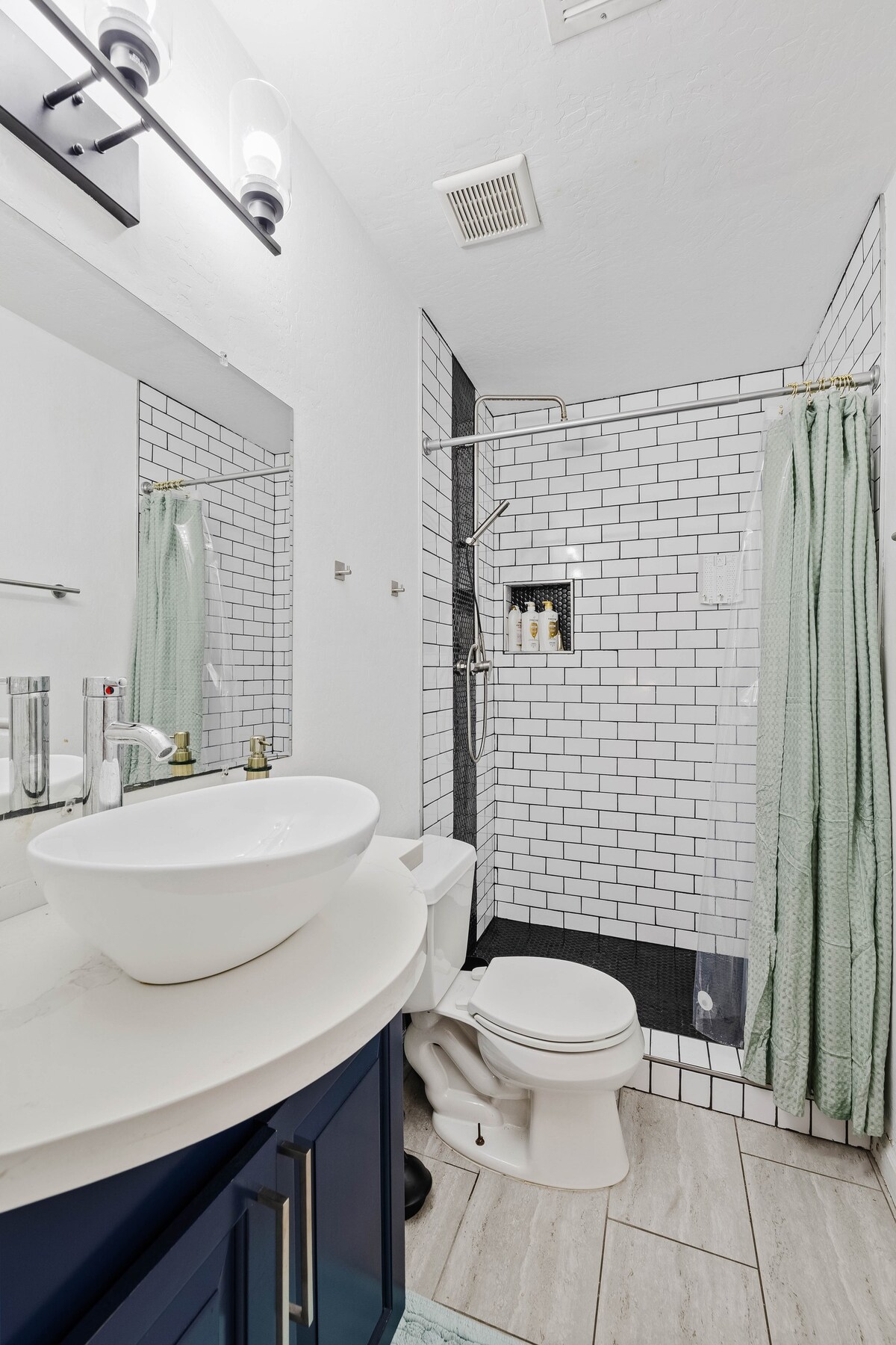 Spacious home w/private pool & game room