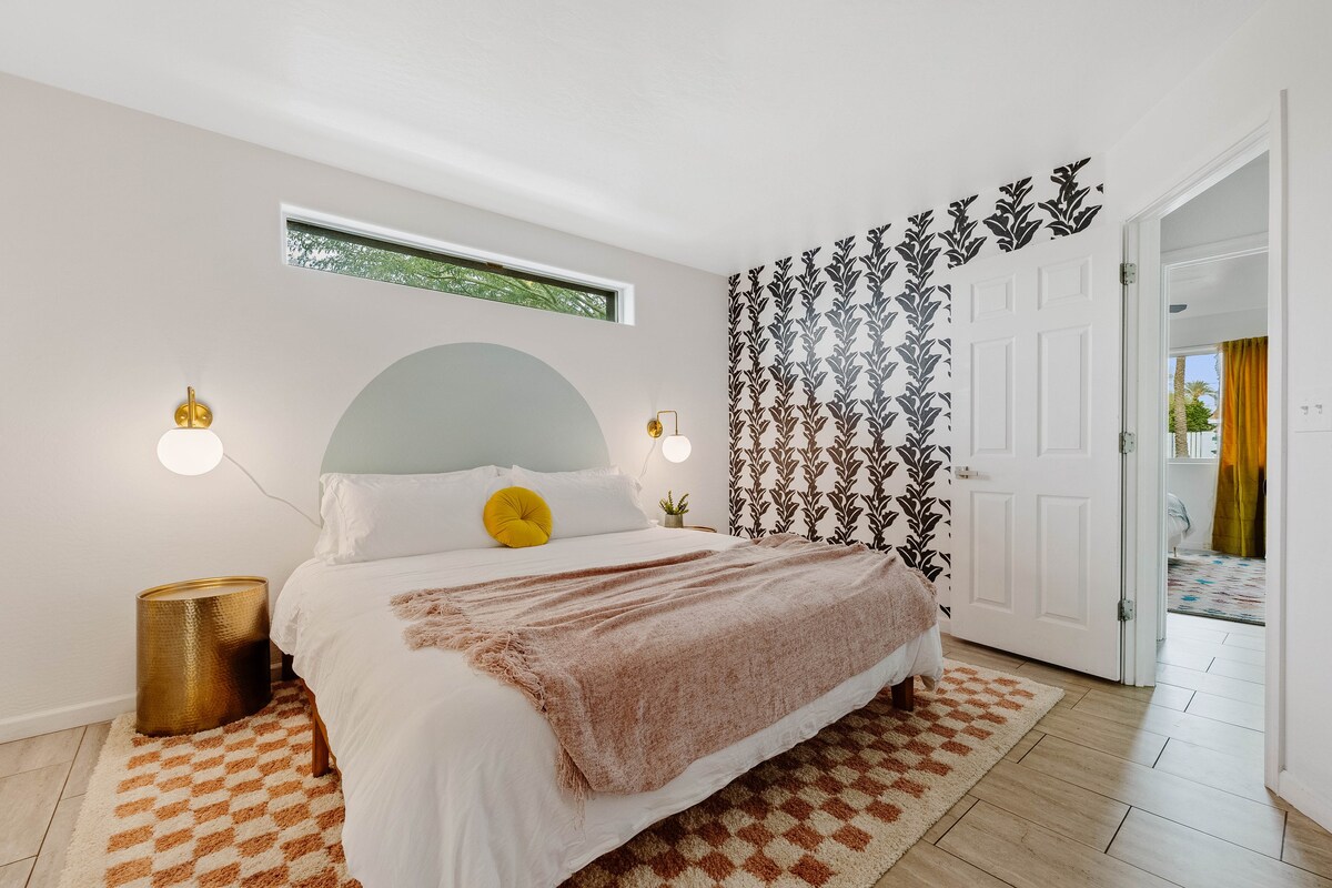 Spacious home w/private pool & game room