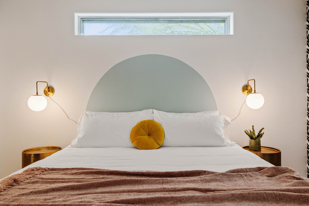 Spacious home w/private pool & game room