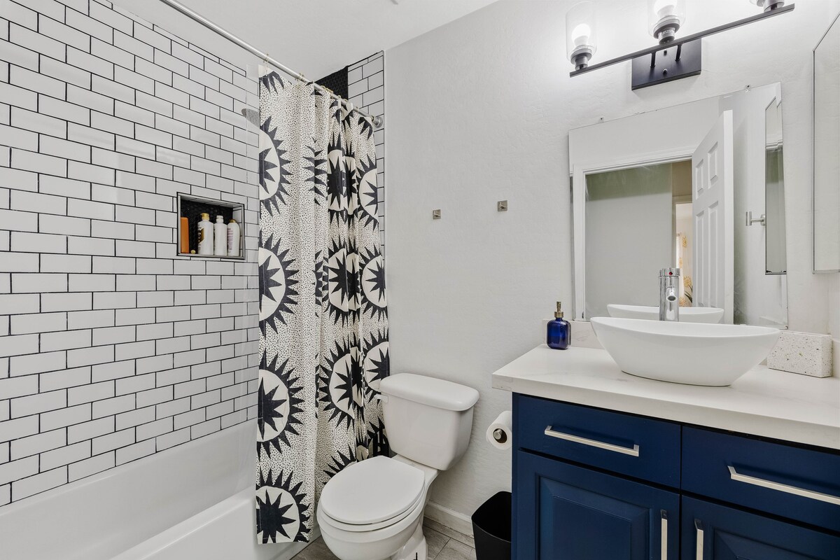 Spacious home w/private pool & game room