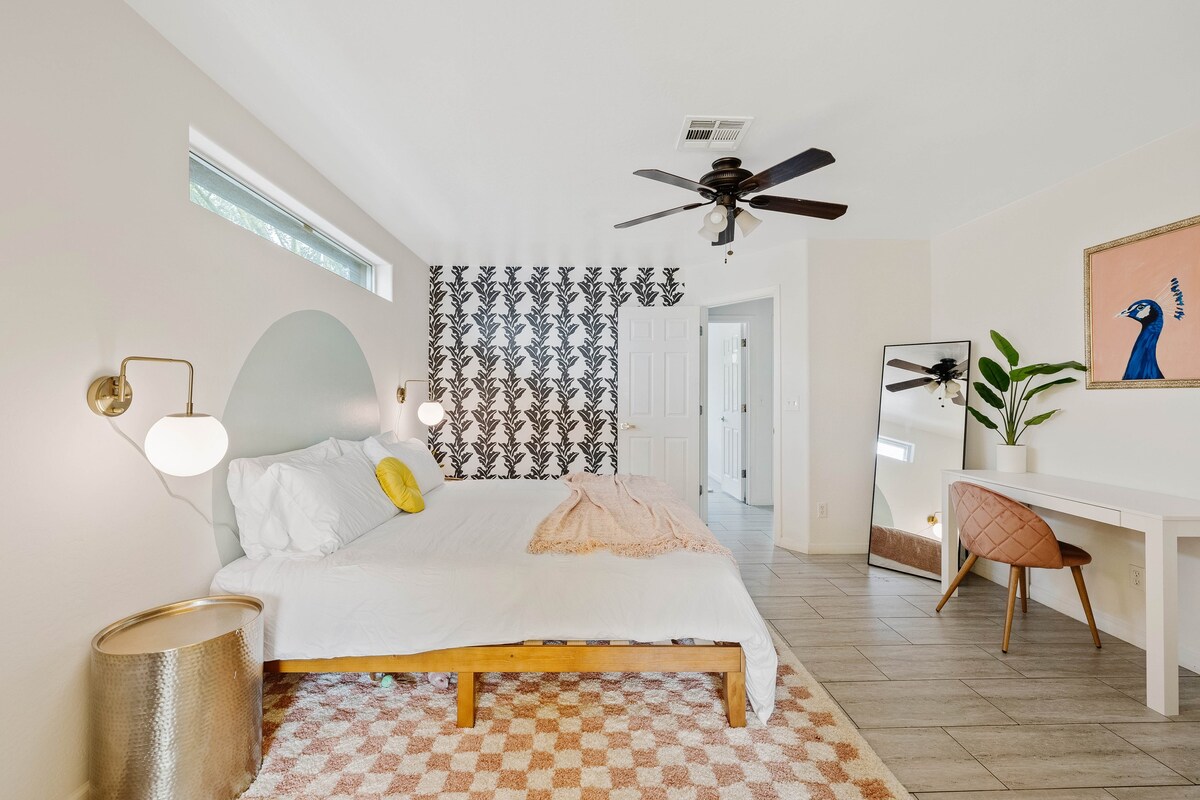 Spacious home w/private pool & game room