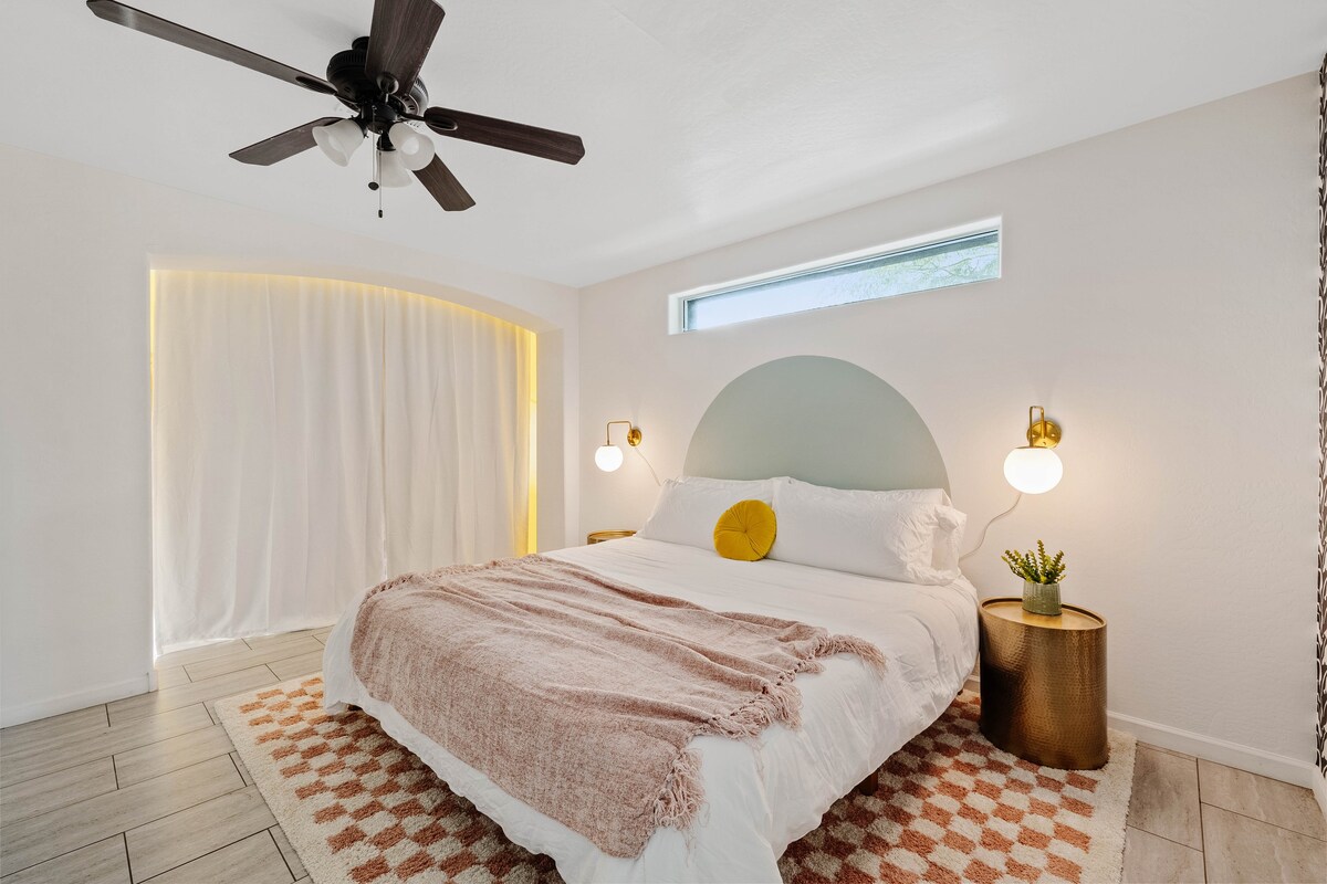 Spacious home w/private pool & game room