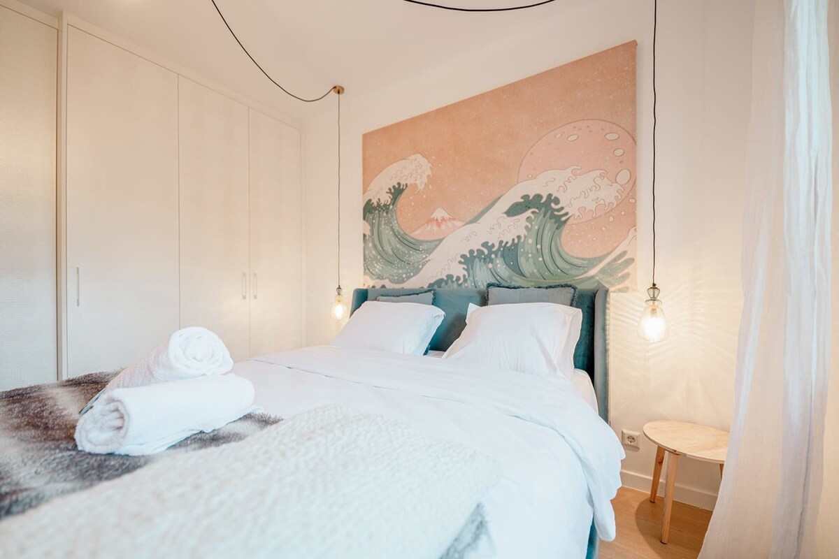 Super comfy bed & nice sized closet too