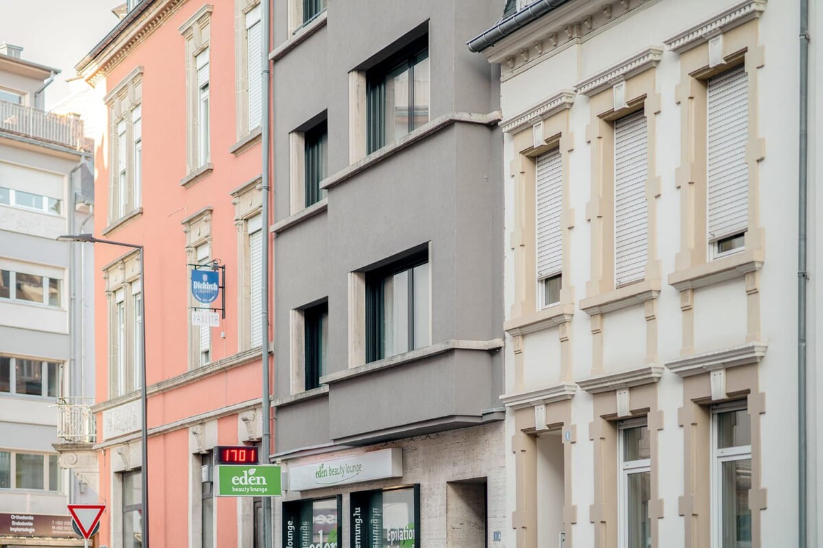 You'll have markets, restaurants, bakery, pharmacy & more nearby the apt building