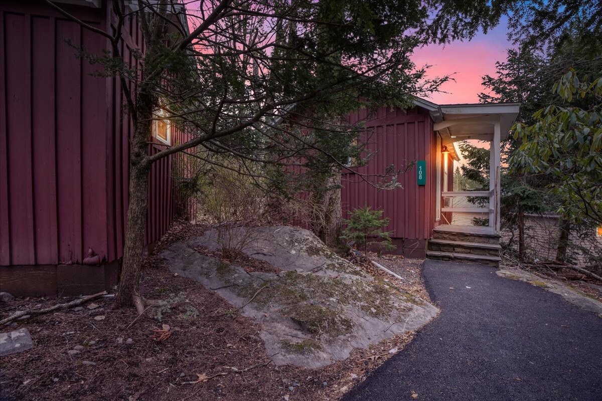 Elements Modern Cabin | Poconos Pickleball Firepit
