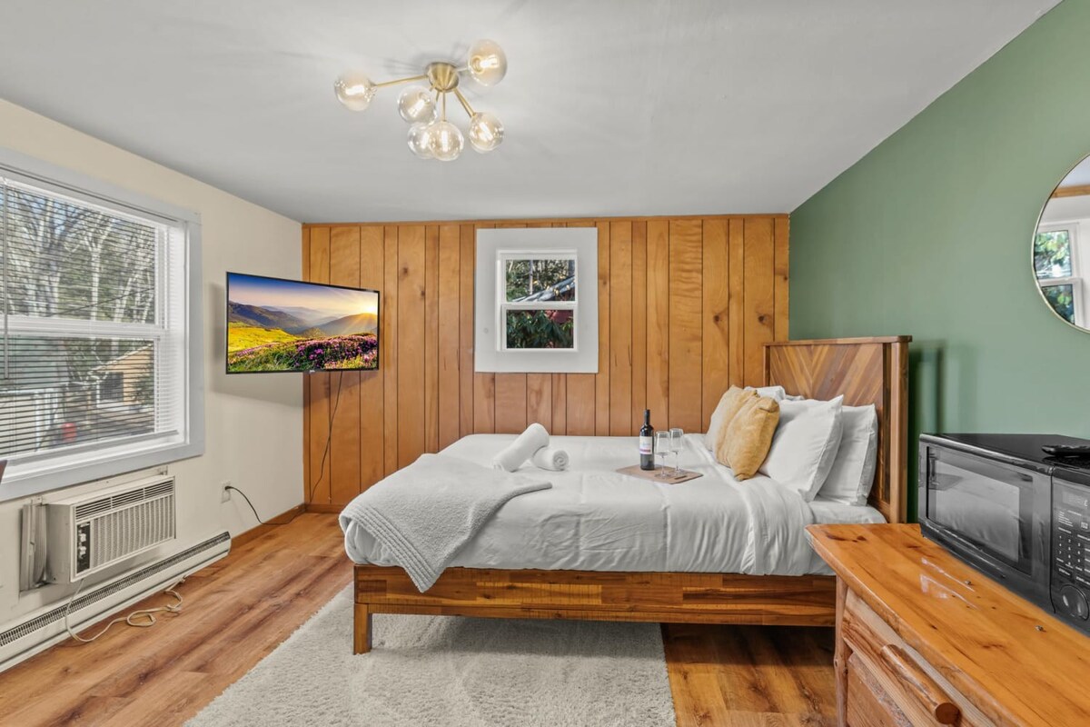Cozy & Chic Pocono Cabin | Firepits | Pickleball — Pocono Mountains, PA — vacation rental