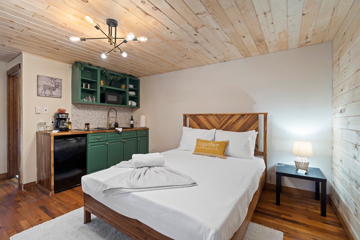Modern Cozy Pocono Cabin | Pickleball | Firepits