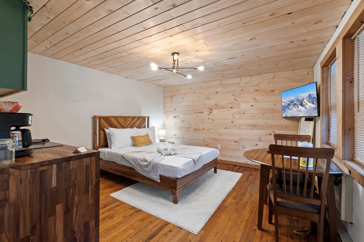 Modern Cozy Pocono Cabin | Pickleball | Firepits
