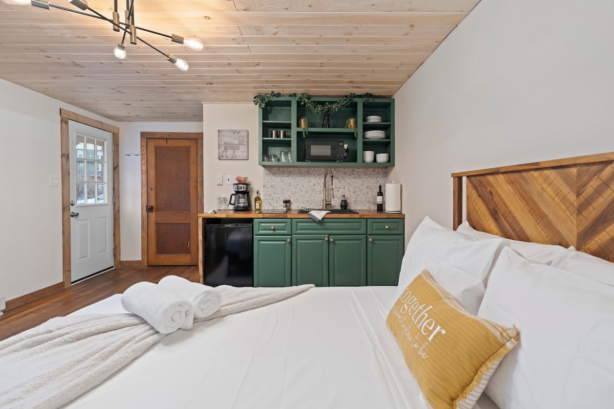 Modern Cozy Pocono Cabin | Pickleball | Firepits — Barrett Township, PA — vacation rental