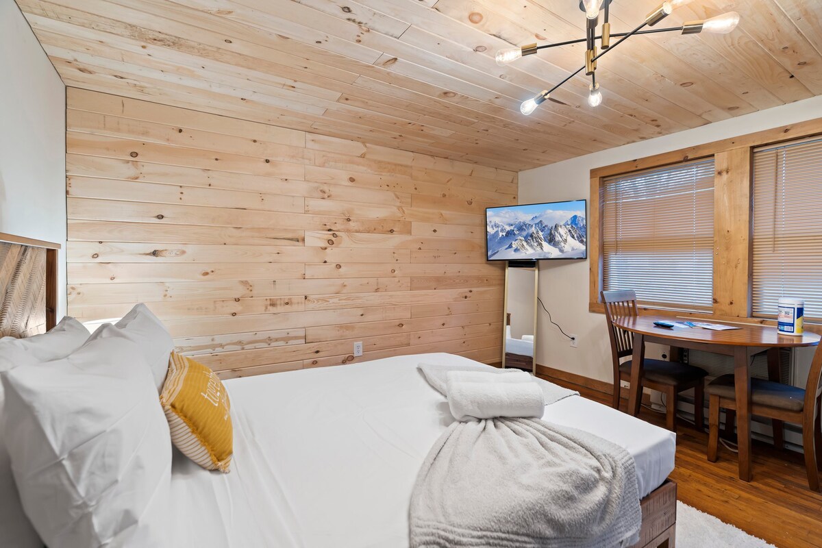 Modern Cozy Pocono Cabin | Pickleball | Firepits