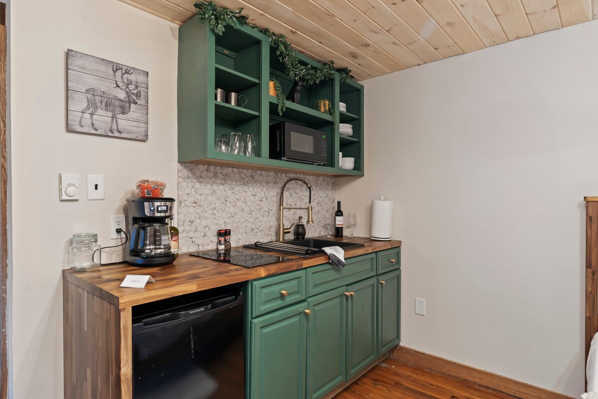 Modern Cozy Pocono Cabin | Pickleball | Firepits