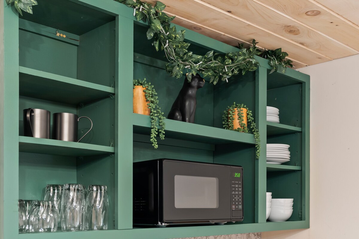Modern Cozy Pocono Cabin | Pickleball | Firepits