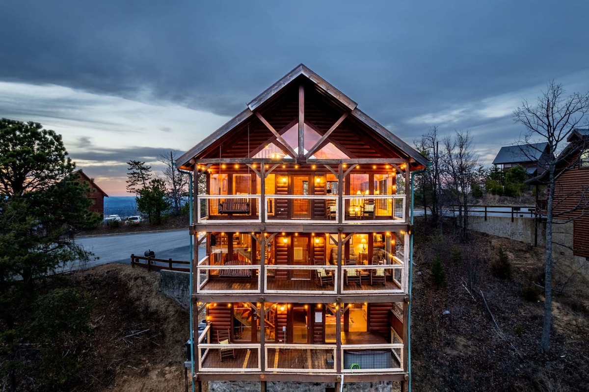 Dog Friendly Cabin, Hot Tub, 10 Mins to Dollywood , 3 Decks with Views, Sleeps 10, Near Pigeon Forge & Smoky Mountains, Cozy Living Space, 24/7 Support — Sevierville, TN — vacation rental
