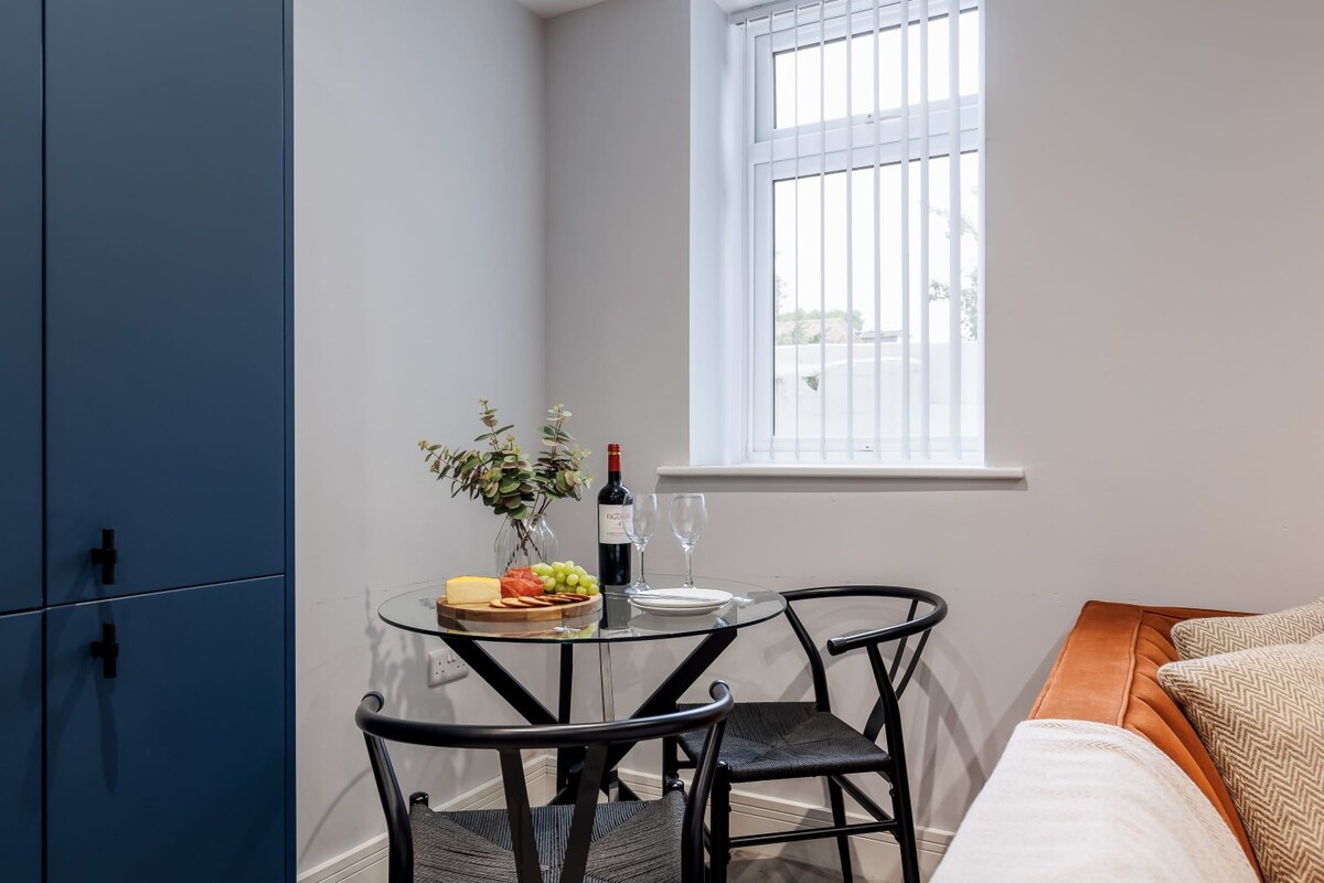 Comfy & Cosy 1-bed Apt w/ Free Parking & WiFi