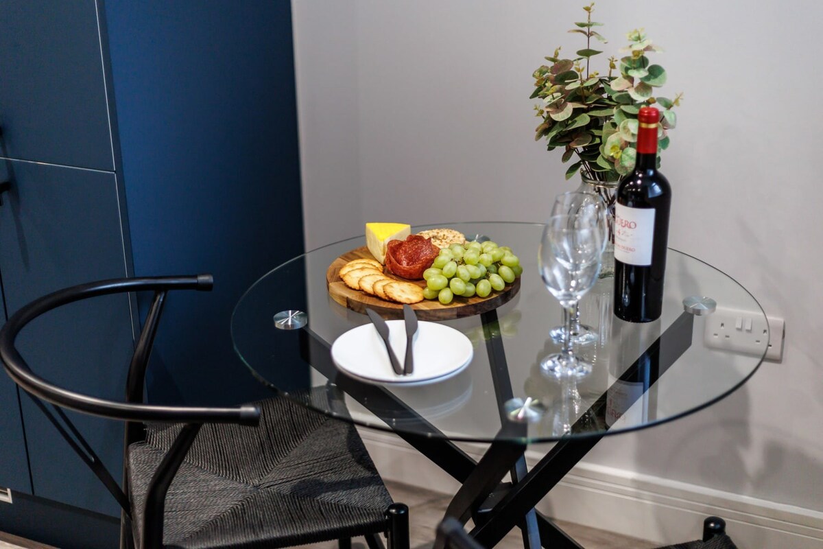 Comfy & Cosy 1-bed Apt w/ Free Parking & WiFi