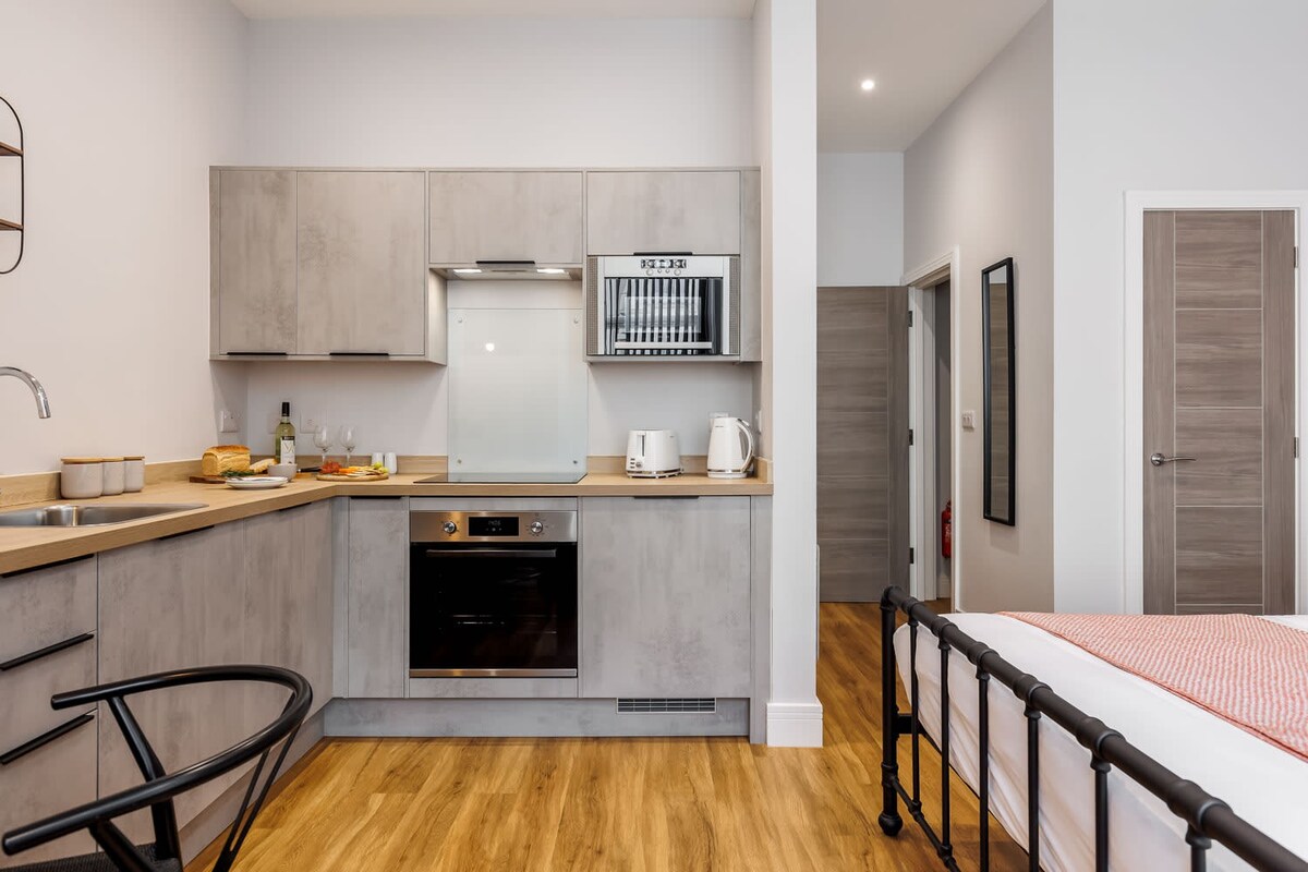 Cosy, Beautiful Studio Apt w/ Free Parking & Wi-Fi