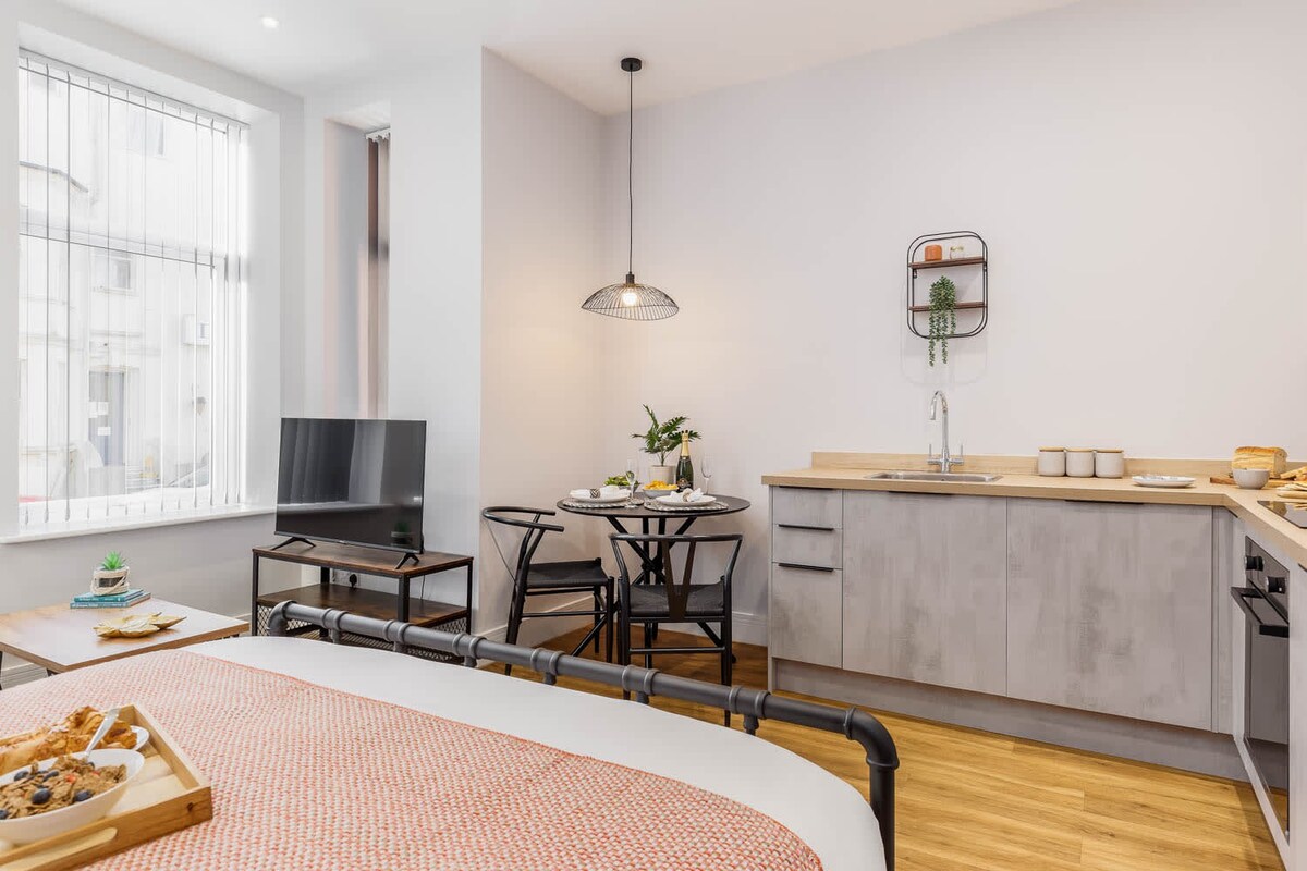 Cosy, Beautiful Studio Apt w/ Free Parking & Wi-Fi