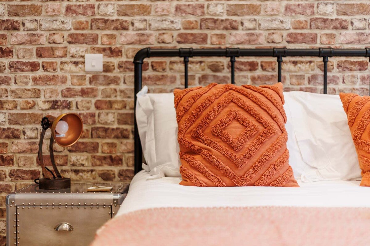 Cosy, Beautiful Studio Apt w/ Free Parking & Wi-Fi