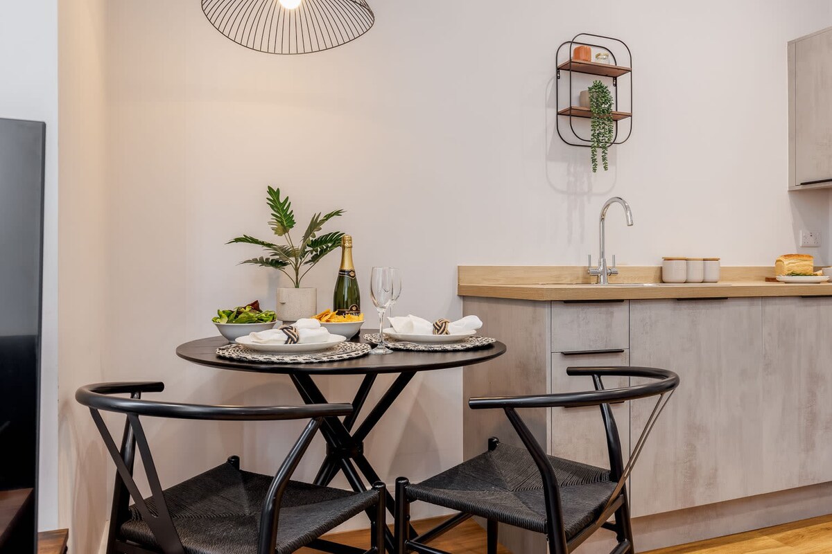 Cosy, Beautiful Studio Apt w/ Free Parking & Wi-Fi