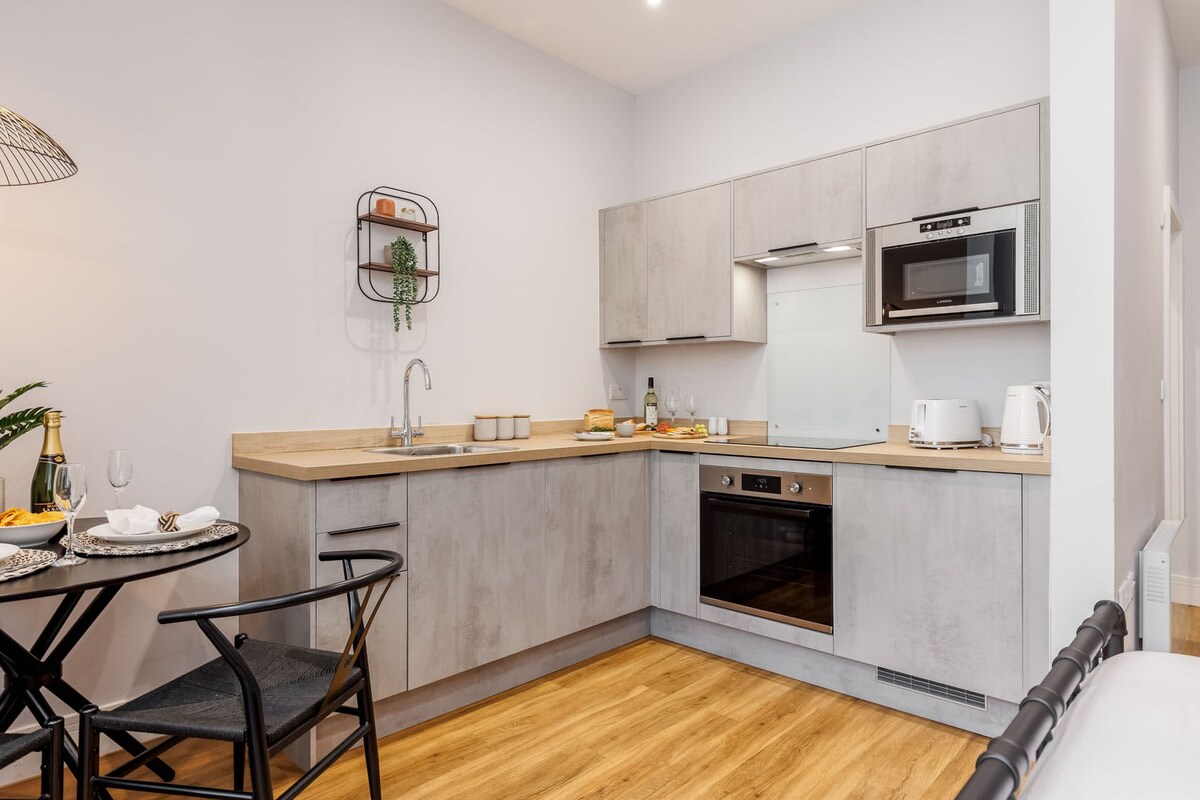 Cosy, Beautiful Studio Apt w/ Free Parking & Wi-Fi