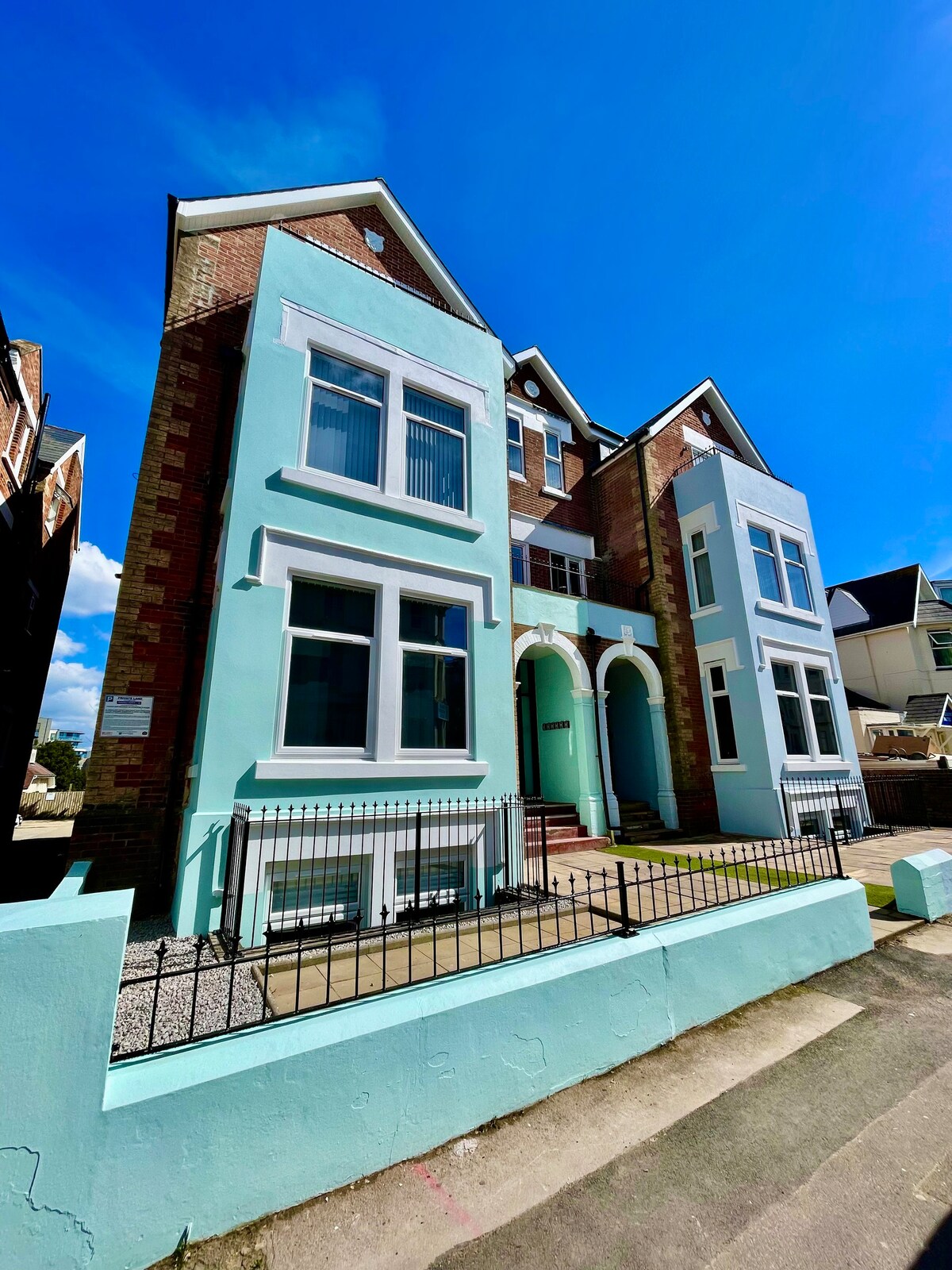 Penthouse 2-Bed Apt w/ Sea Views, Parking & Wi-Fi