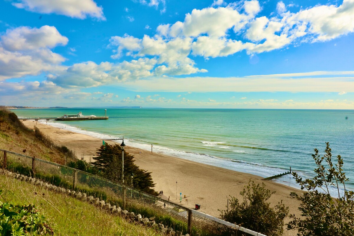 Penthouse 2-Bed Apt w/ Sea Views, Parking & Wi-Fi