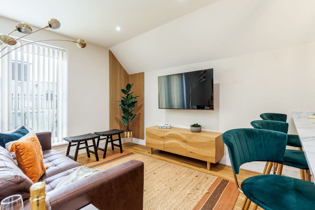 Penthouse 2-Bed Apt w/ Sea Views, Parking & Wi-Fi