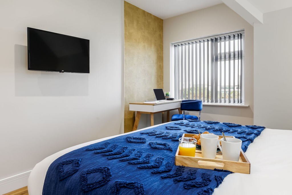 Penthouse 2-Bed Apt w/ Sea Views, Parking & Wi-Fi